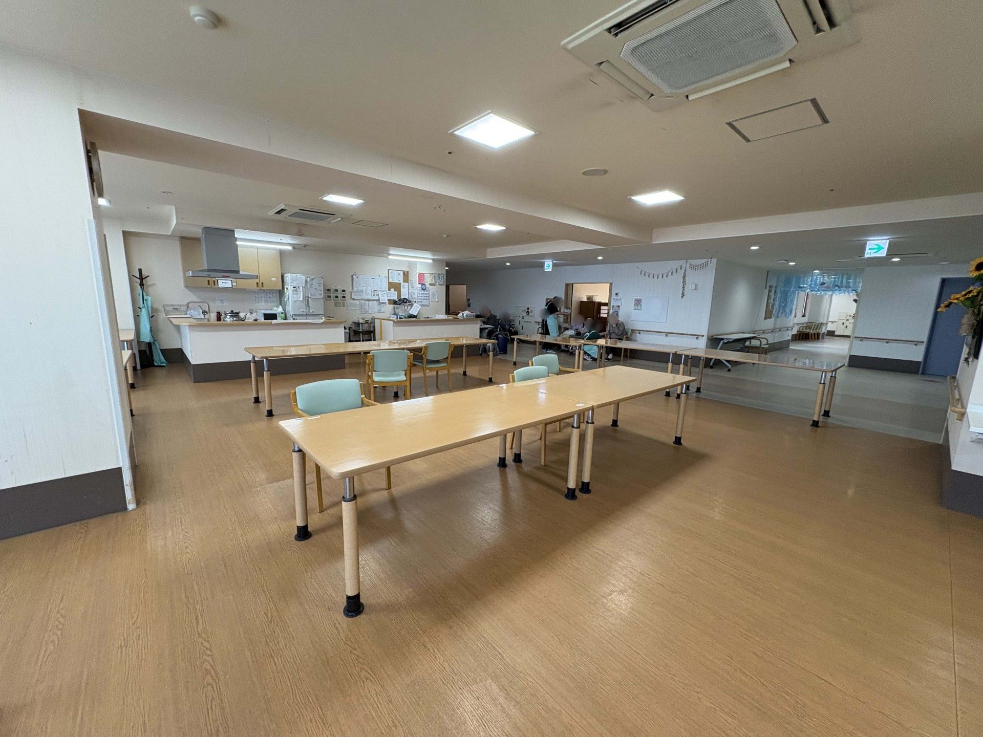 広いテーブルのある部屋