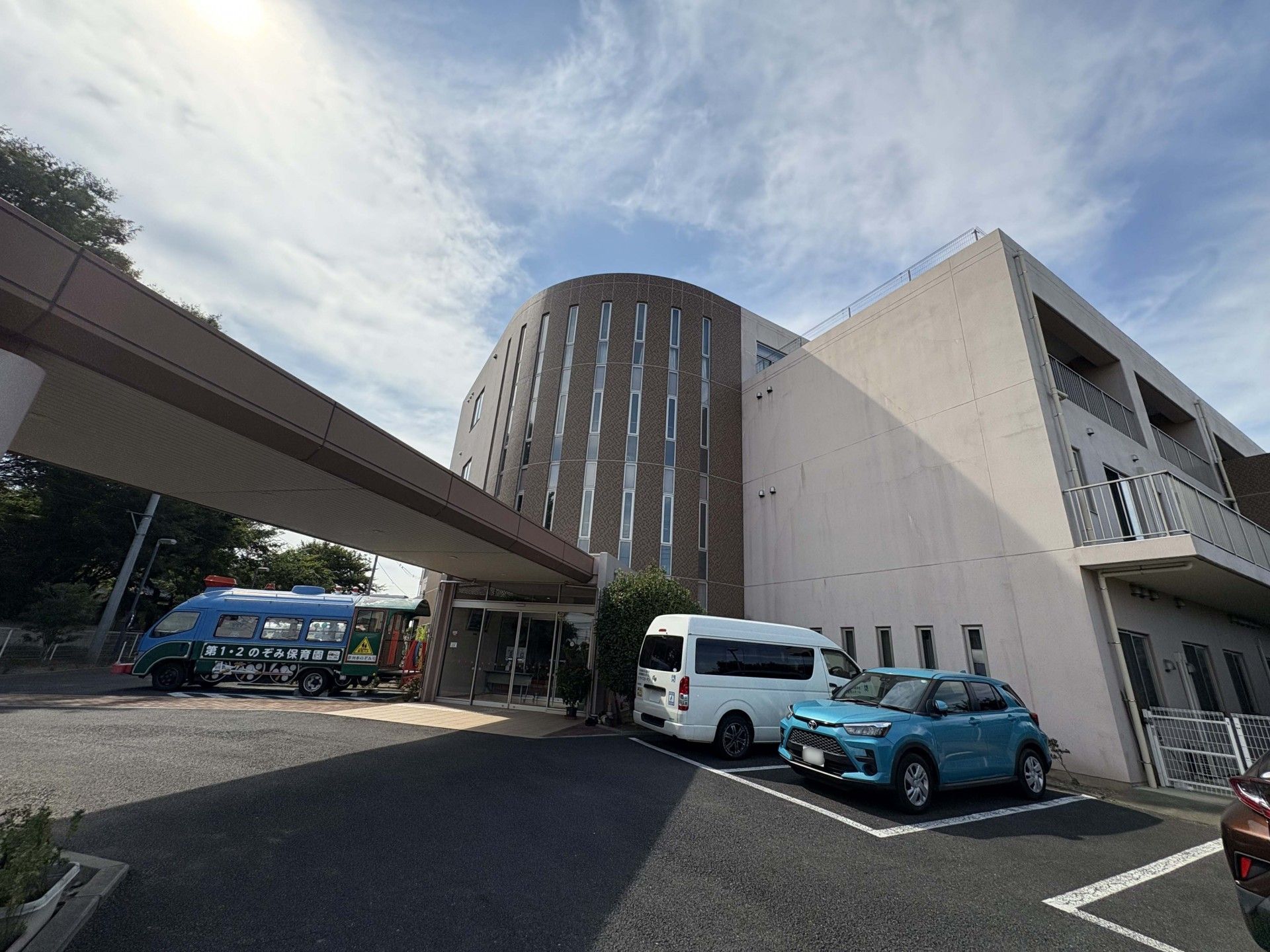 広い駐車場の建物外観