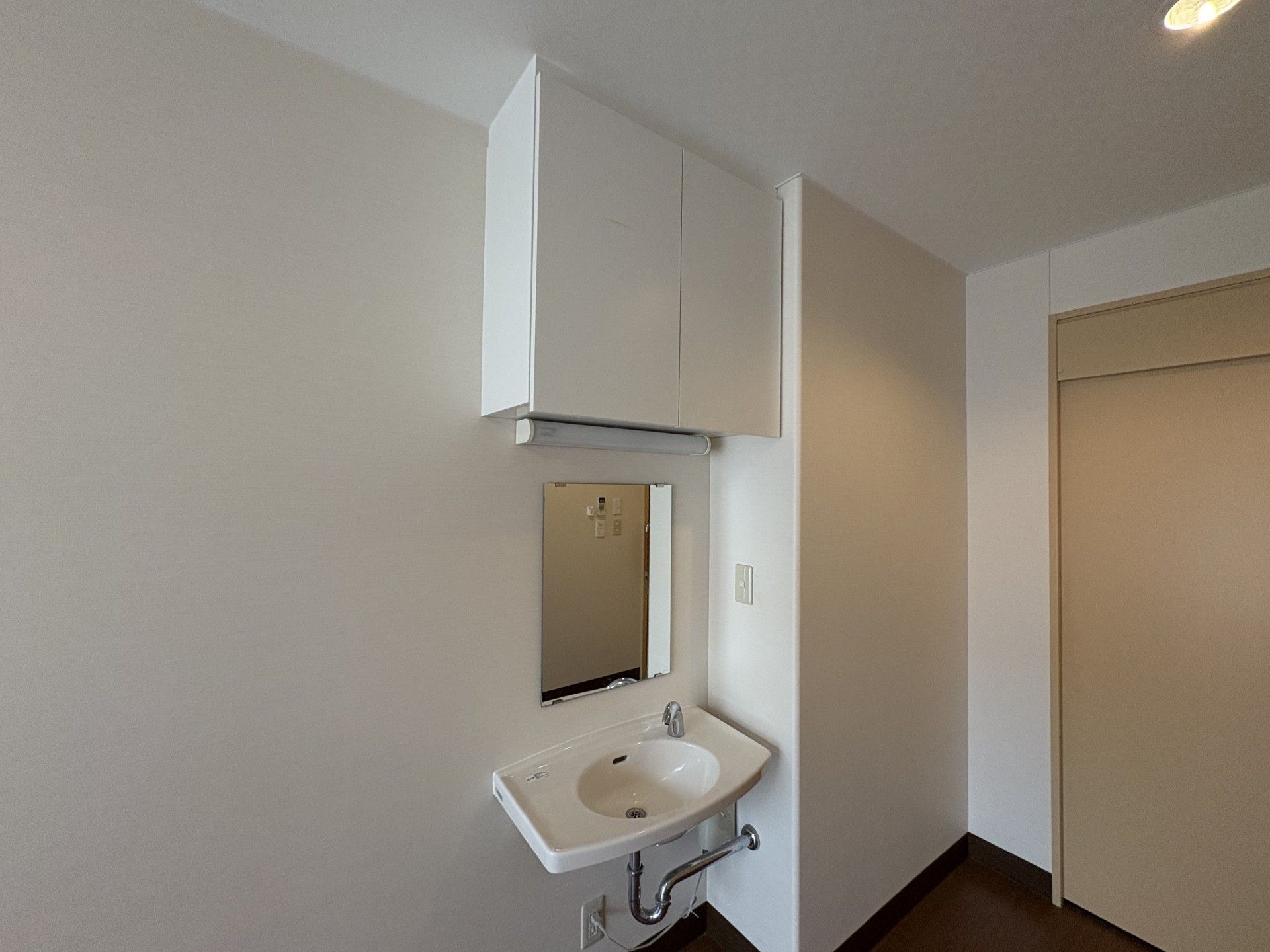 洗面台と収納棚