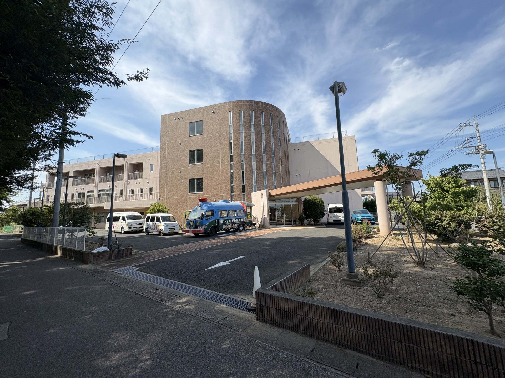 広い駐車場の建物外観