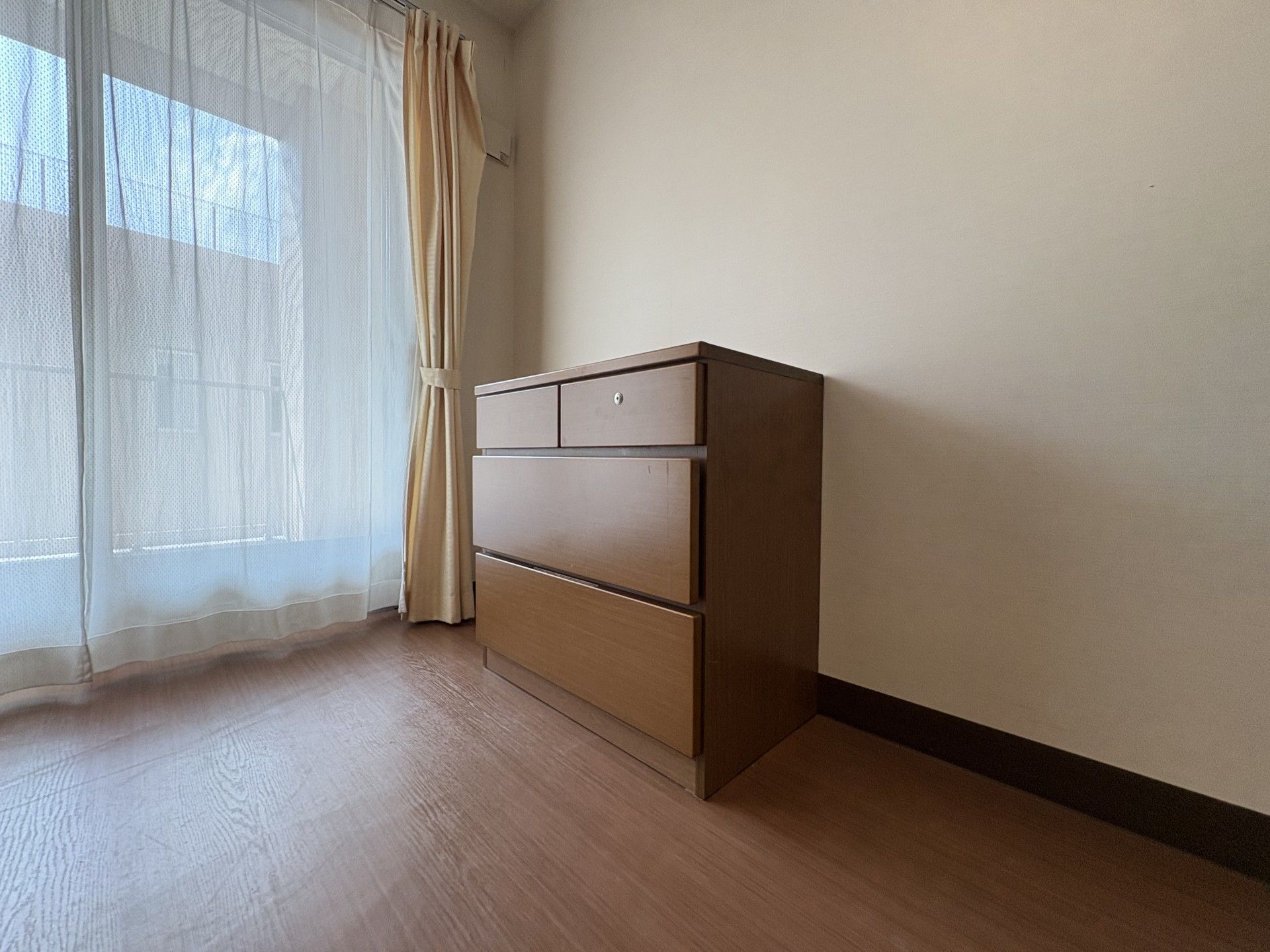 窓際の収納家具