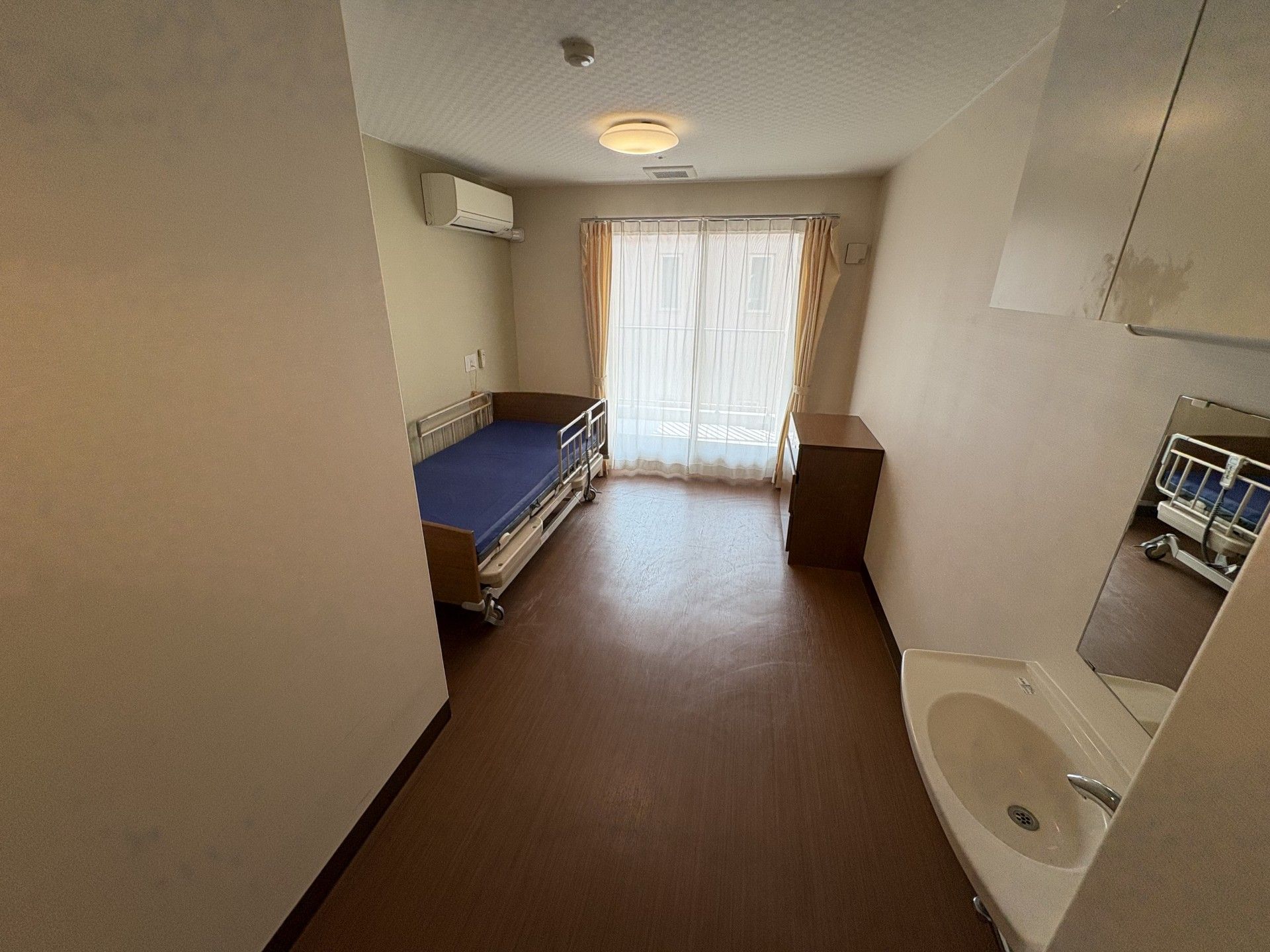 明るい個室の様子