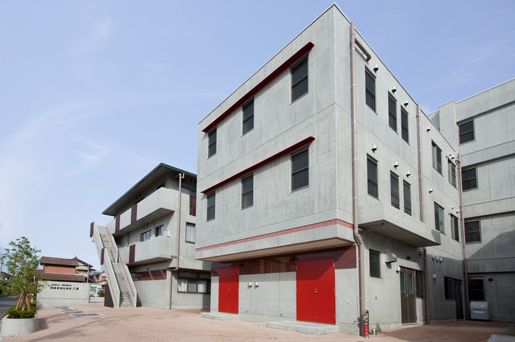 明るい外観の建物