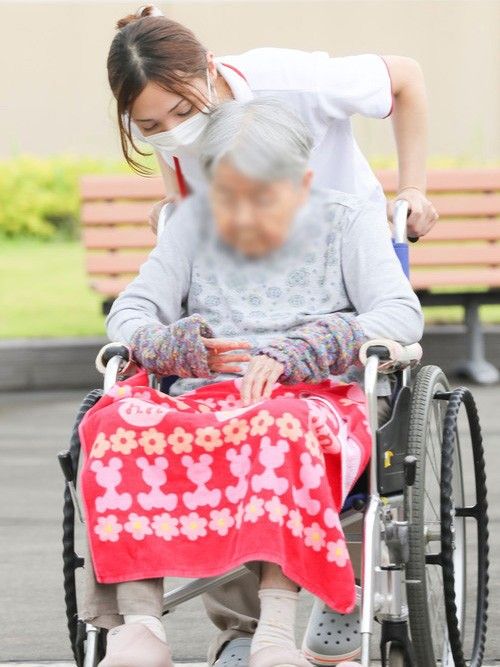 車椅子の利用者と介助者