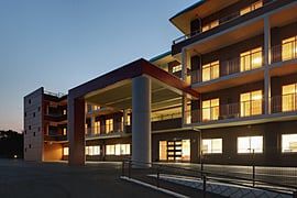 夕暮れ時の建物外観