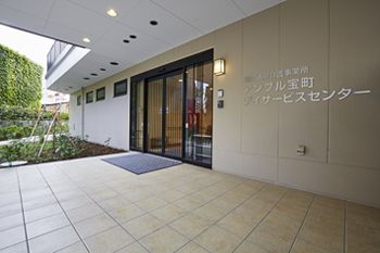 明るいエントランスの風景