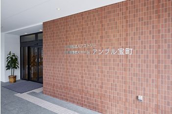 エントランスの壁面デザイン