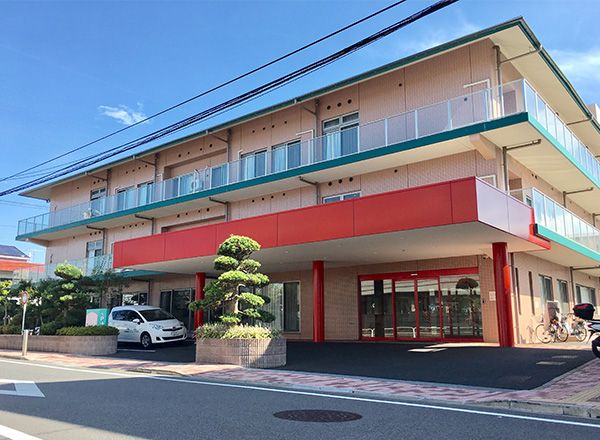 明るい外観の建物