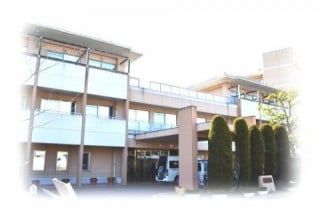 明るい外観の施設入口