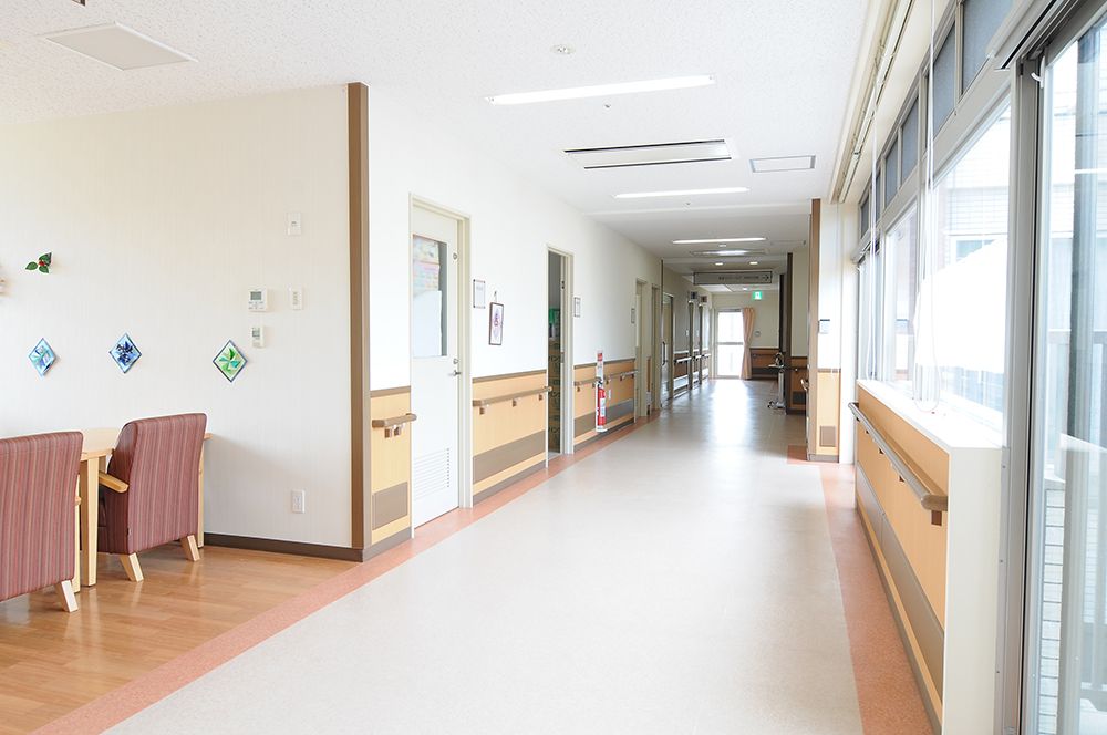 明るく広々とした廊下