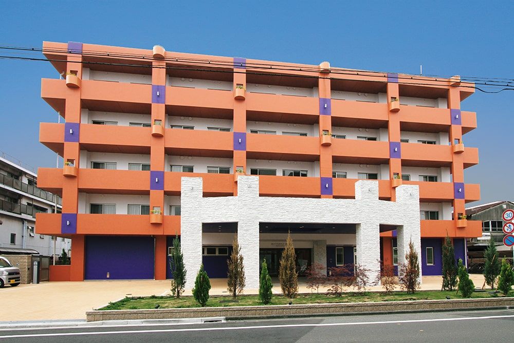 オレンジ色の建物外観