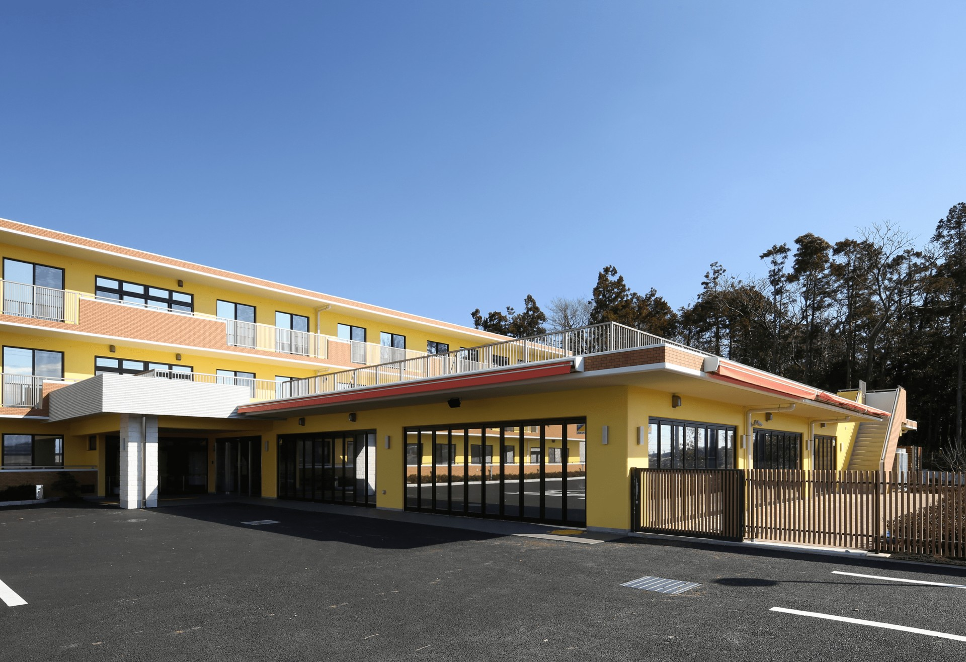 明るい黄色の建物