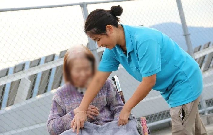 笑顔で寄り添うスタッフ