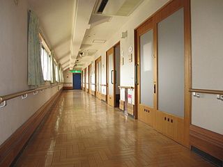 廊下の明るい施設