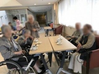 談笑するテーブル