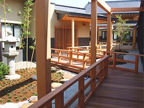 和風の庭園通路