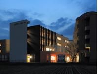 夕暮れ時の建物外観
