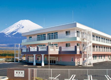 富士山を望む施設外観