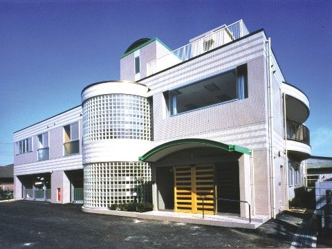 敬老園ナーシングヴィラ浜野の外観。玄関前まで車の乗り入れが可能な広いスペースを完備している。