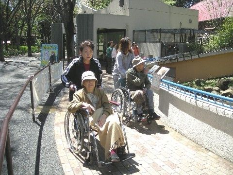 敬老園ナーシングヴィラ浜野の外出イベント。車いすの方でも楽しんでいただけるような外出イベントを開催している。