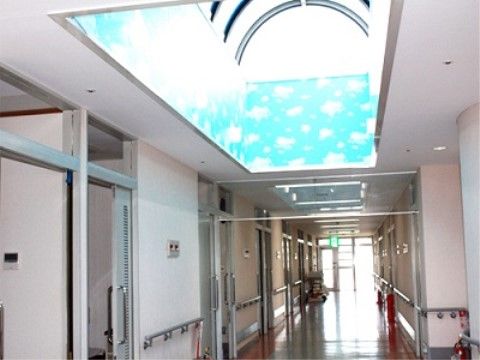 敬老園ナーシングヴィラ浜野の廊下。壁の両サイドには手すりを完備している。