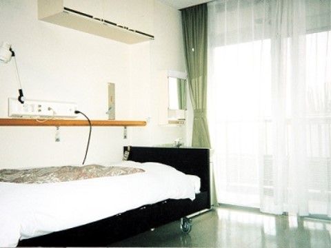敬老園ナーシングヴィラ浜野の居室。万が一の時に対応した緊急コールを完備している。