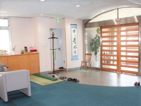 敬老園ナーシングヴィラ浜野のエントランス。玄関はフラット仕様になっている。