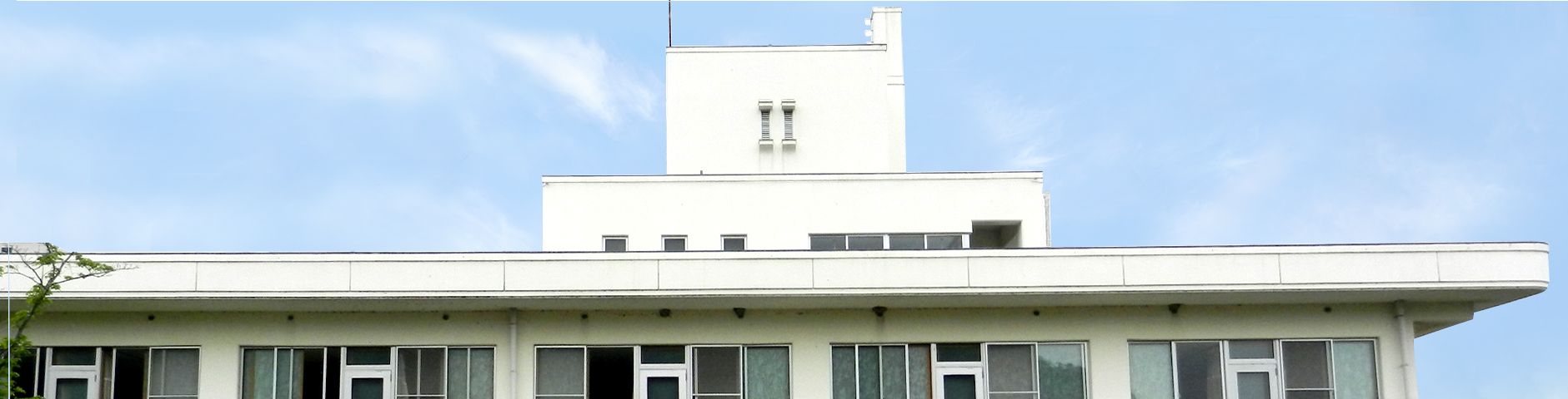 明るい外観の建物