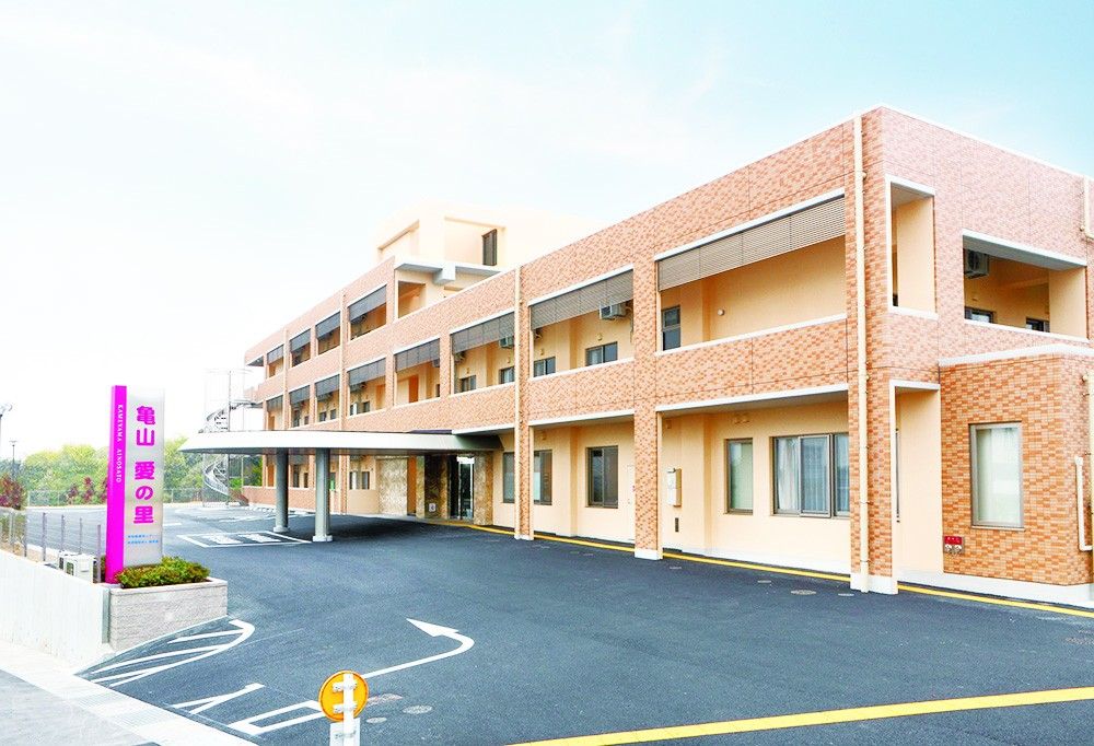 明るい外観の建物エントランス
