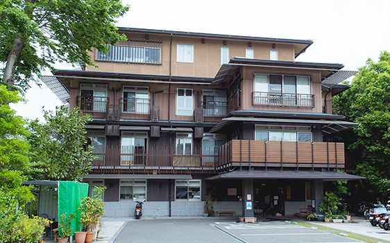 木造風の建物正面