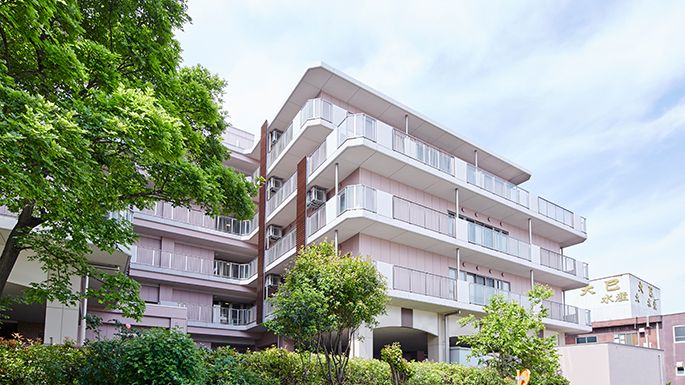 緑に囲まれた建物外観