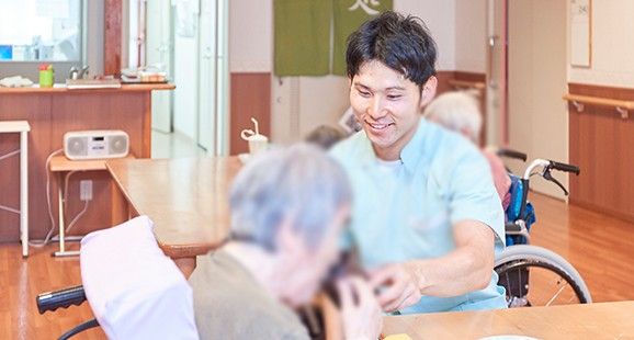 笑顔で交流する場面