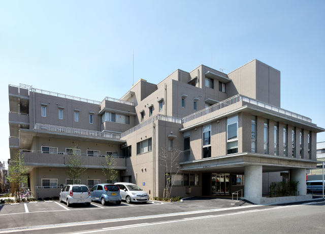 広々とした明るい施設外観
