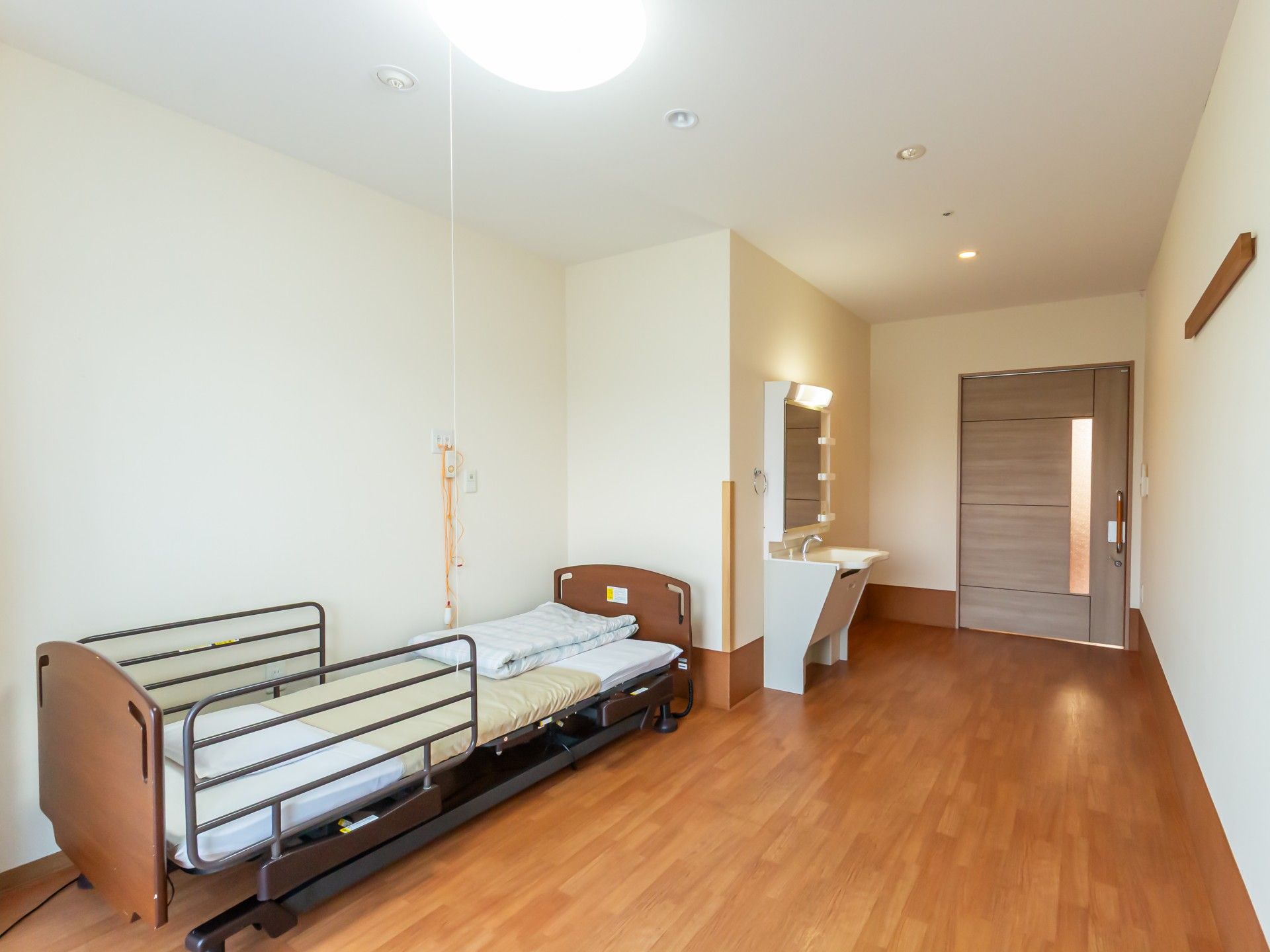 ベッドと洗面台のある部屋