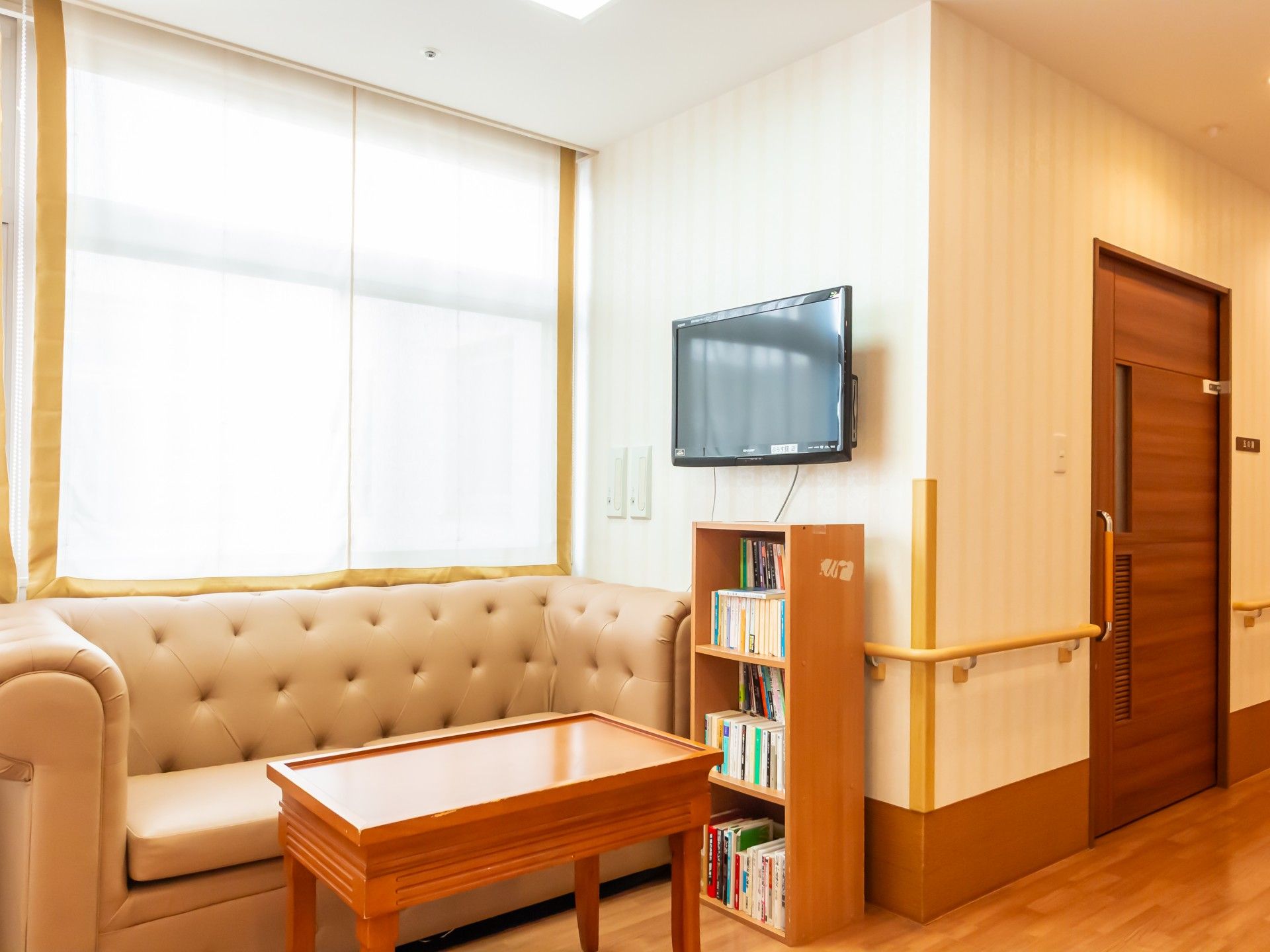 くつろぎのソファと本棚