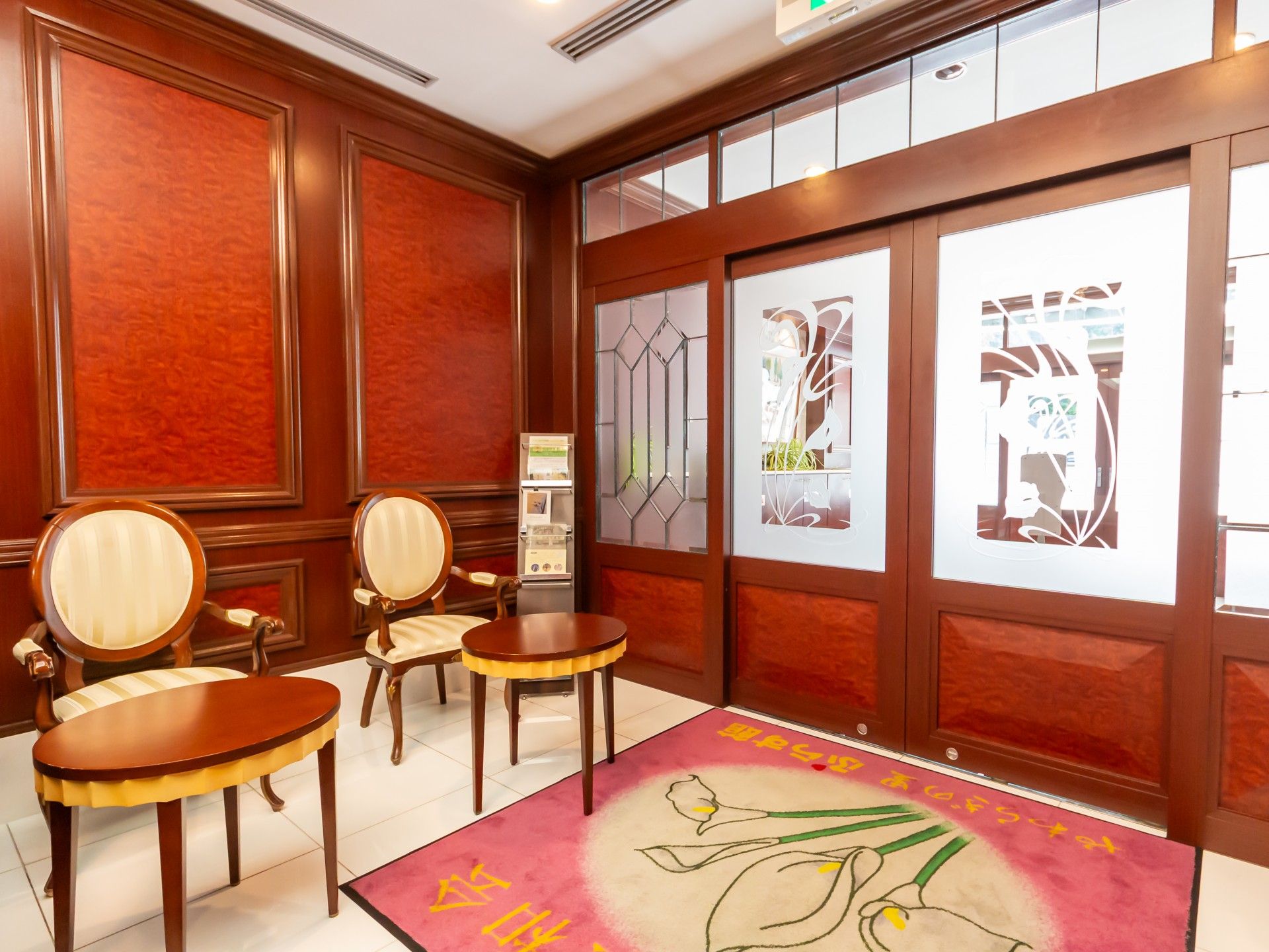 落ち着いた雰囲気の待合スペース