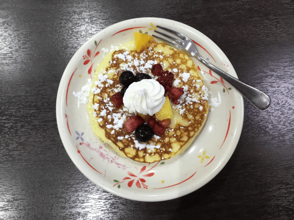 フルーツとクリームのパンケーキ