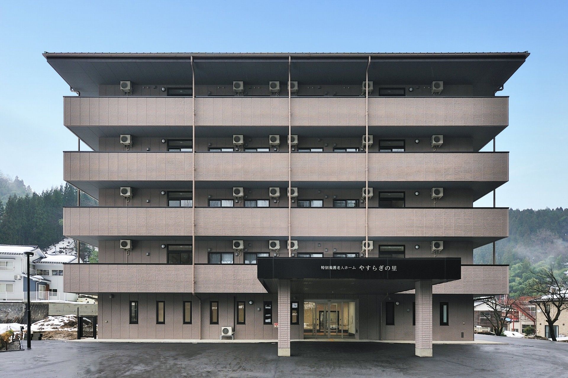 落ち着いた外観の建物