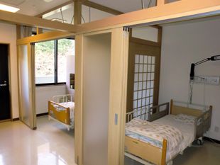 明るい個室の一角