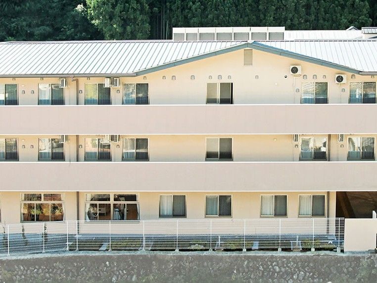 三階建ての建物外観