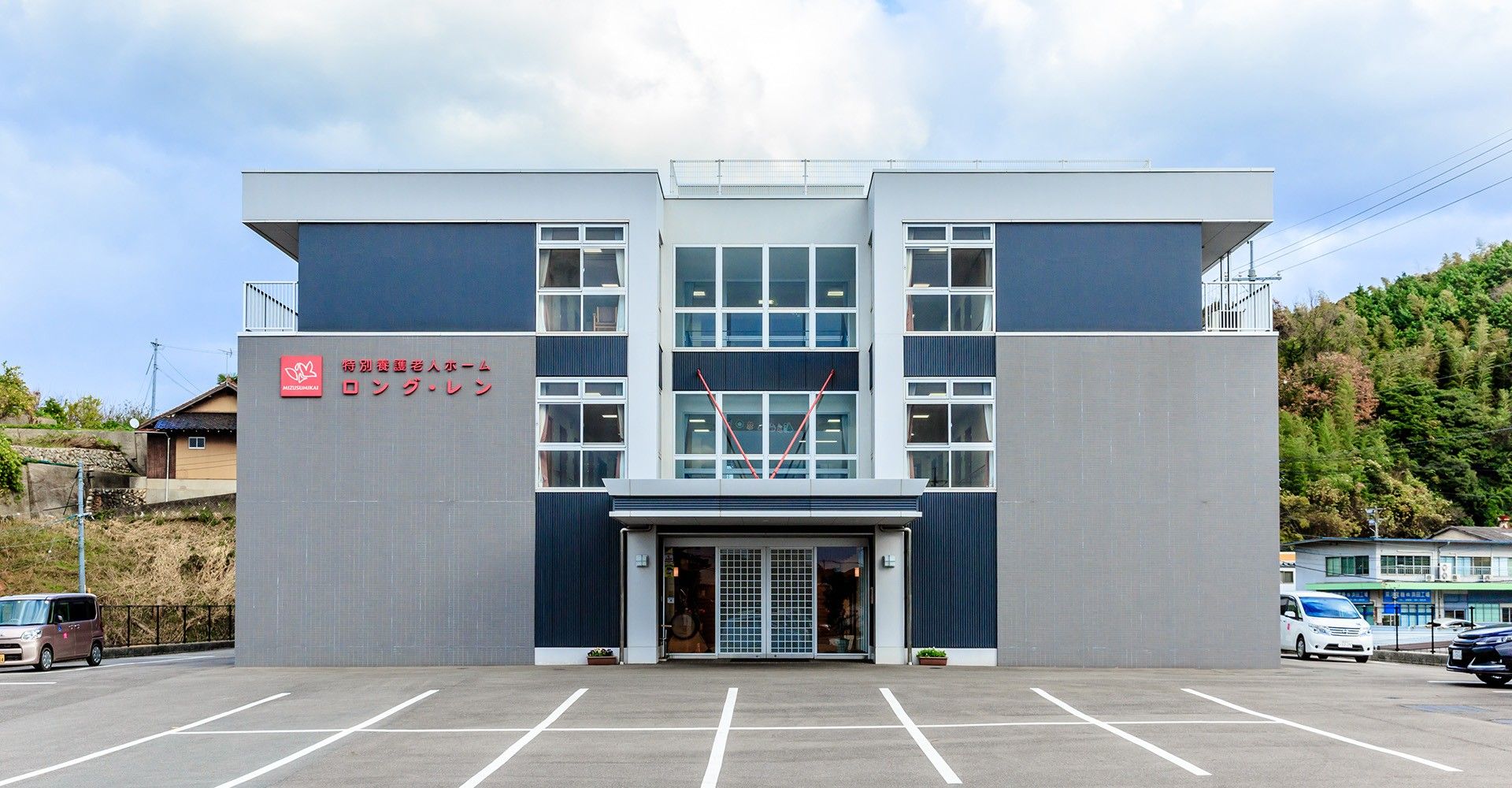 モダンな建物の正面入口