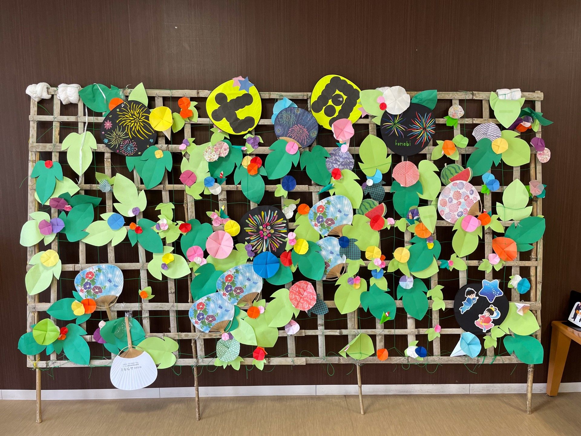 色とりどりの飾りが並ぶ壁面