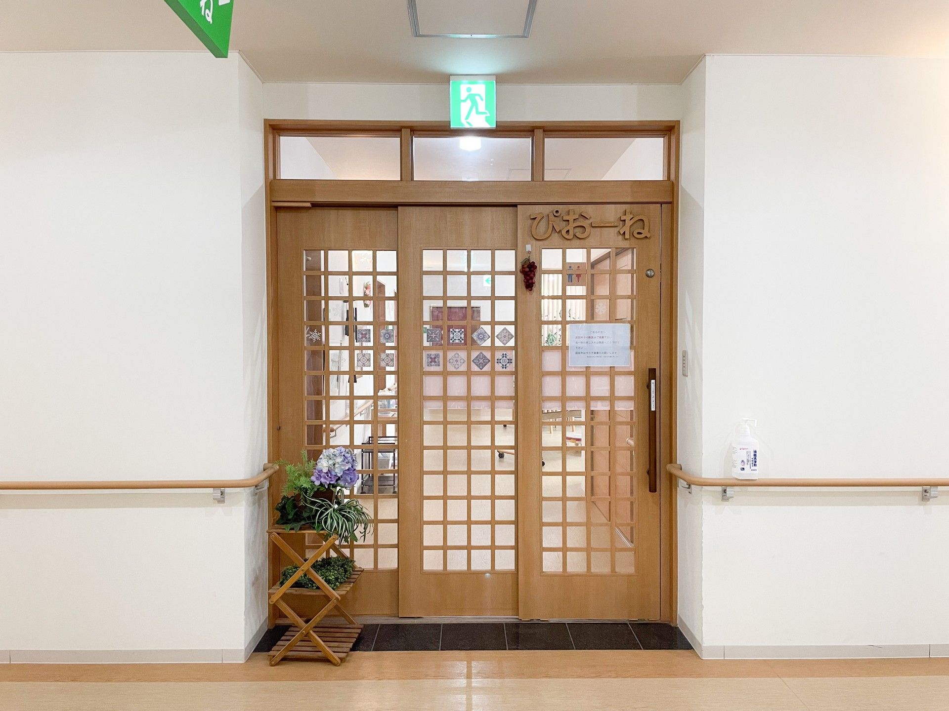 木製の扉と植物の飾り