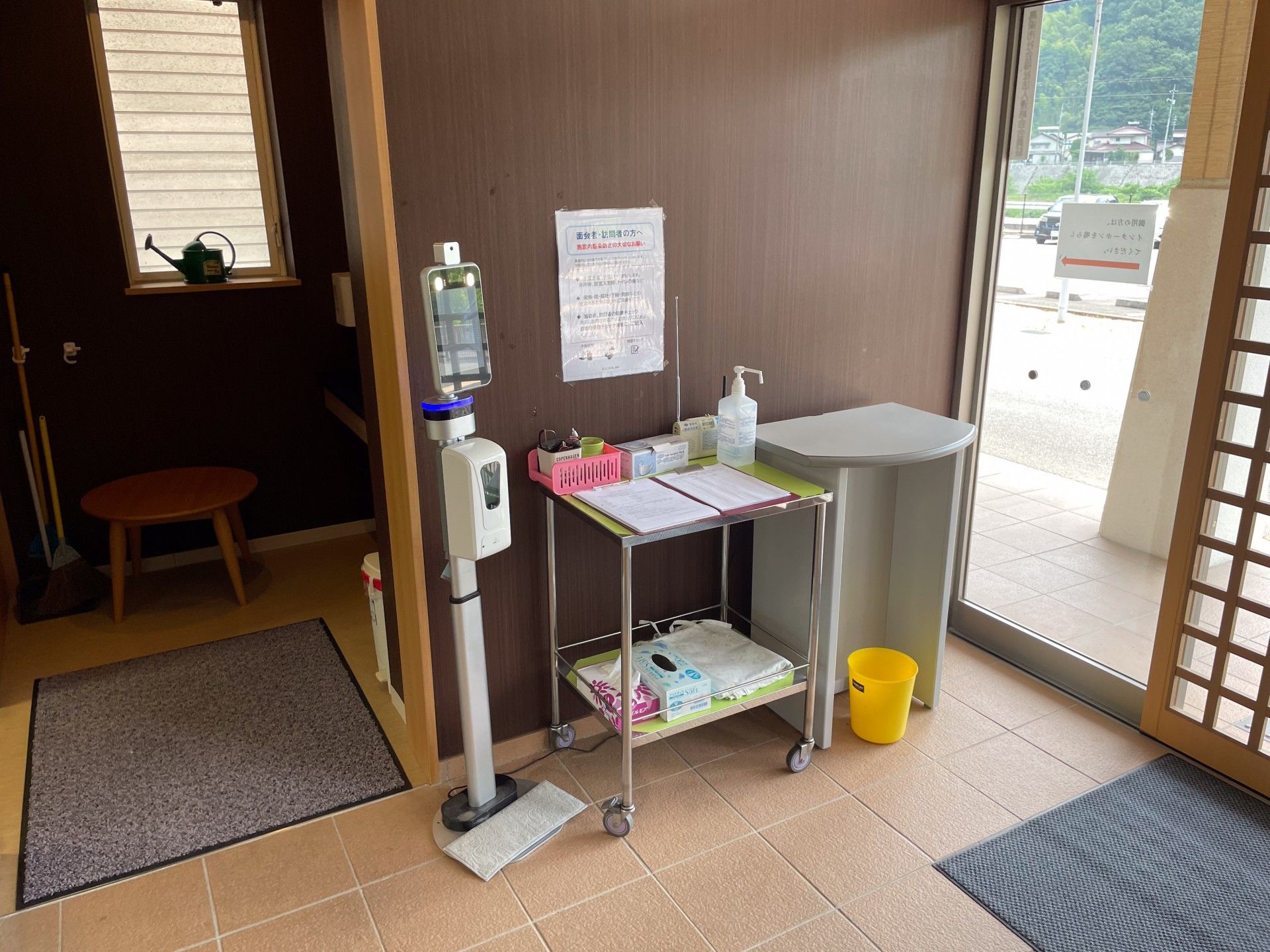 消毒液と案内のある入口