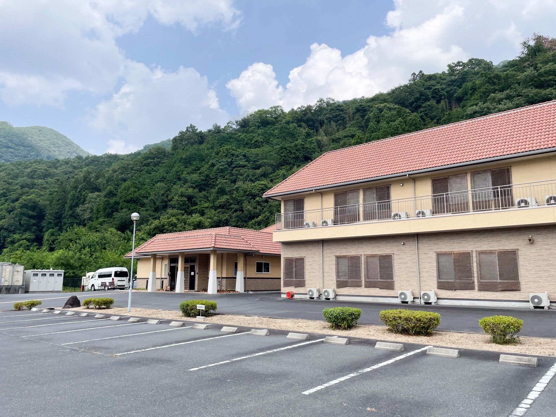 緑に囲まれた建物の外観