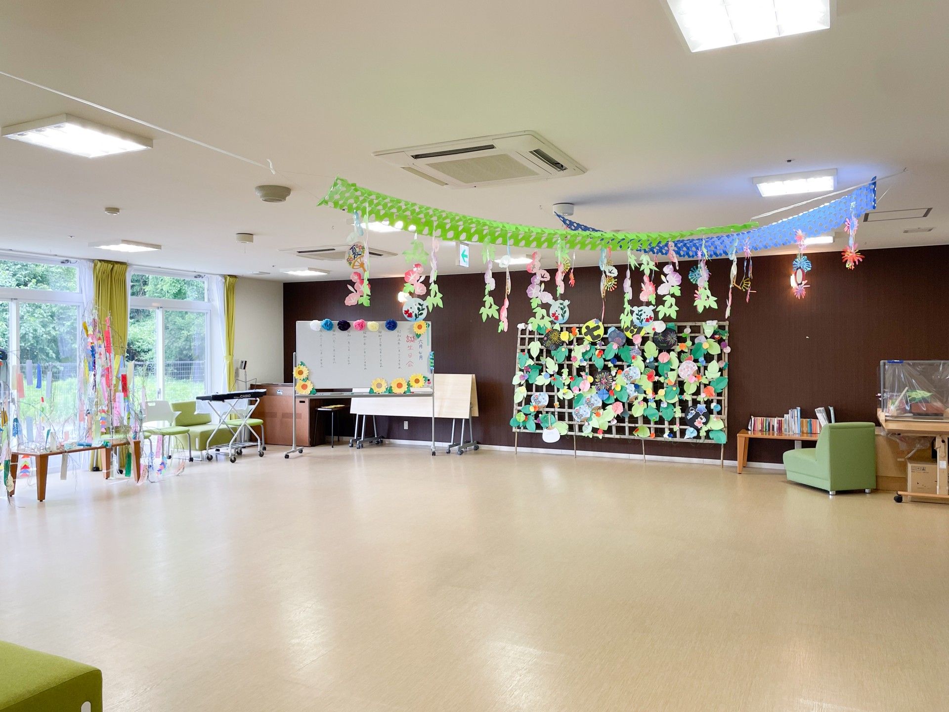 飾り付けがされた広間