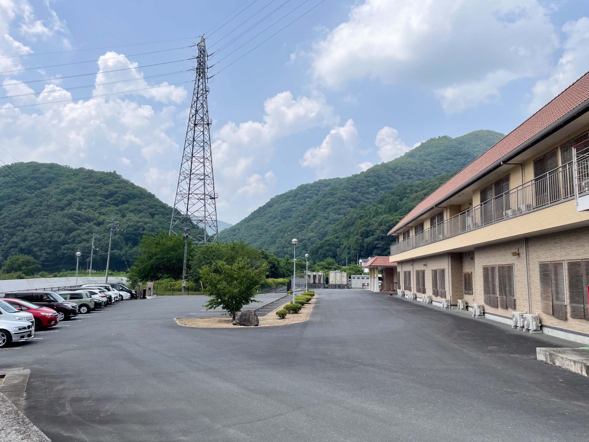 山に囲まれた建物の外観