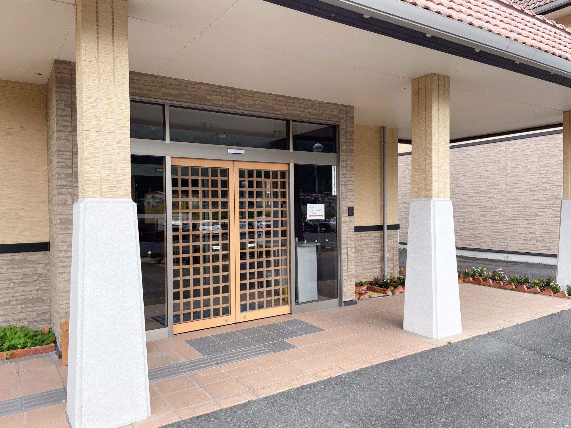 広い玄関の出入口