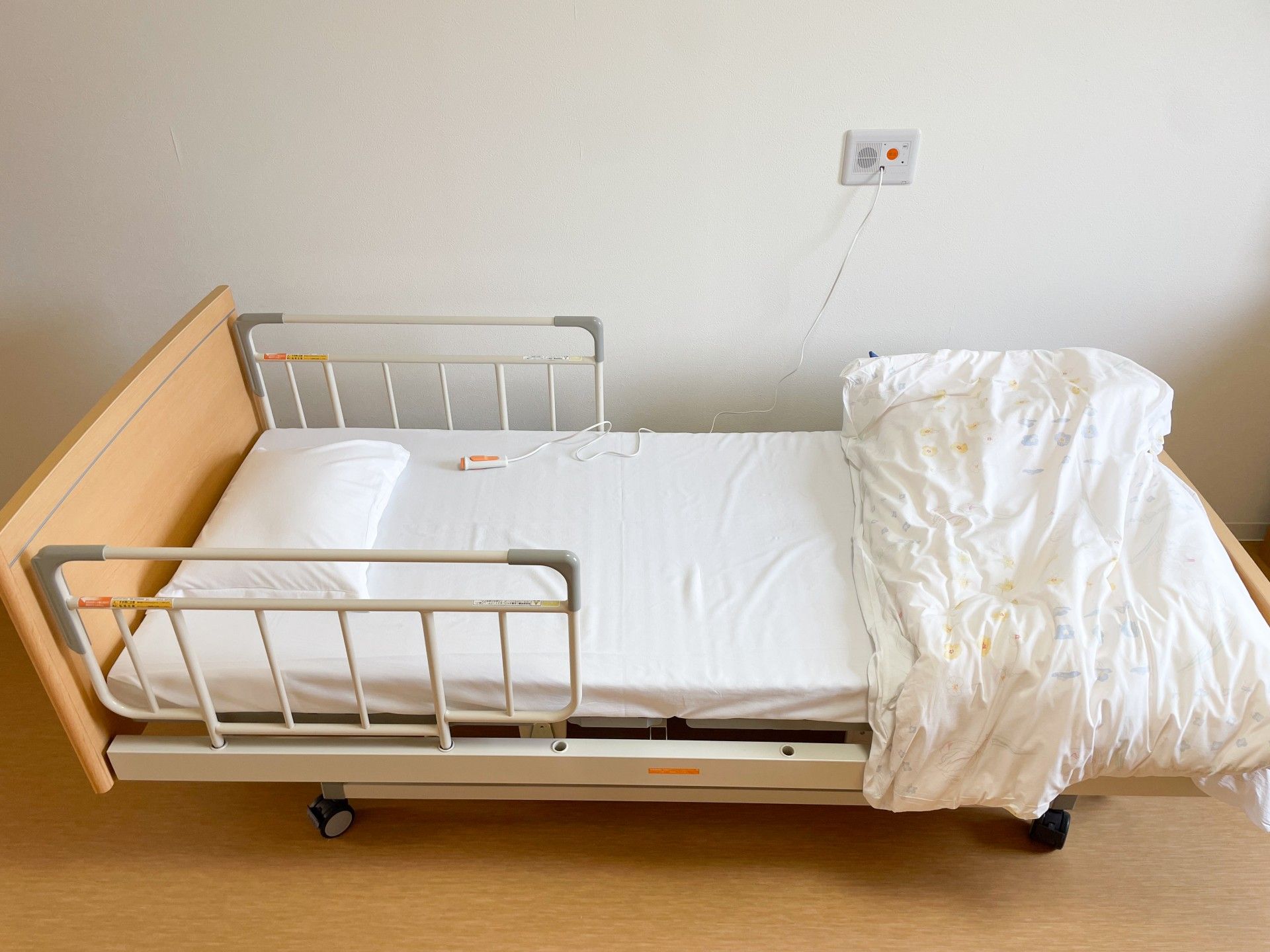 清潔なベッドの部屋