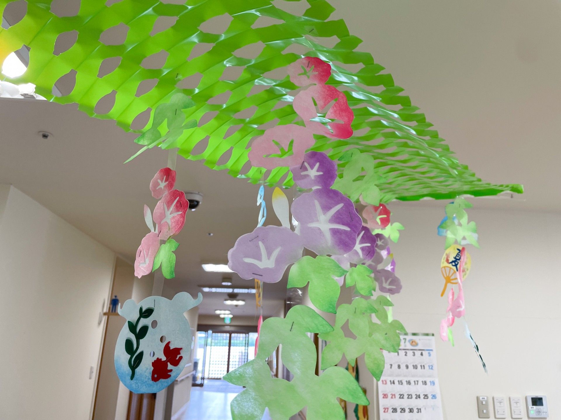 色とりどりの飾りが揺れる廊下